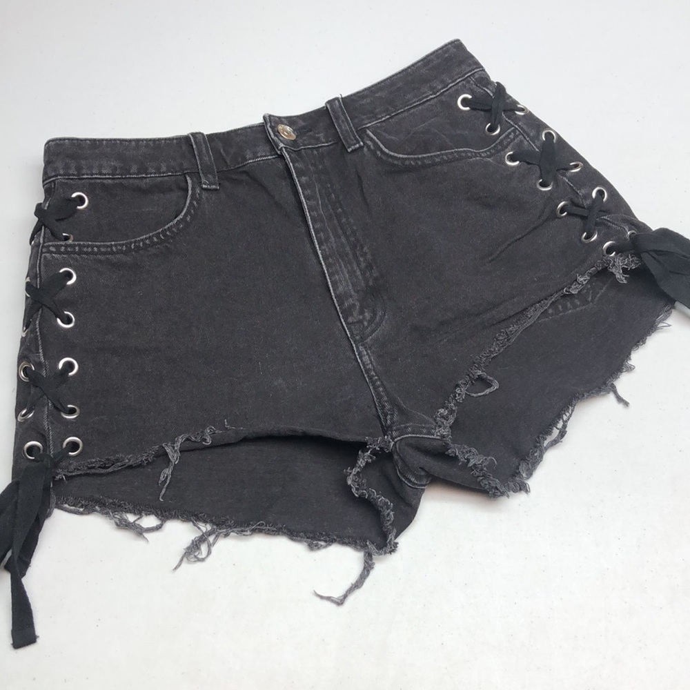 DIVIDED BLACK DENIM JEAN SHORTS 8/29 ⭐️